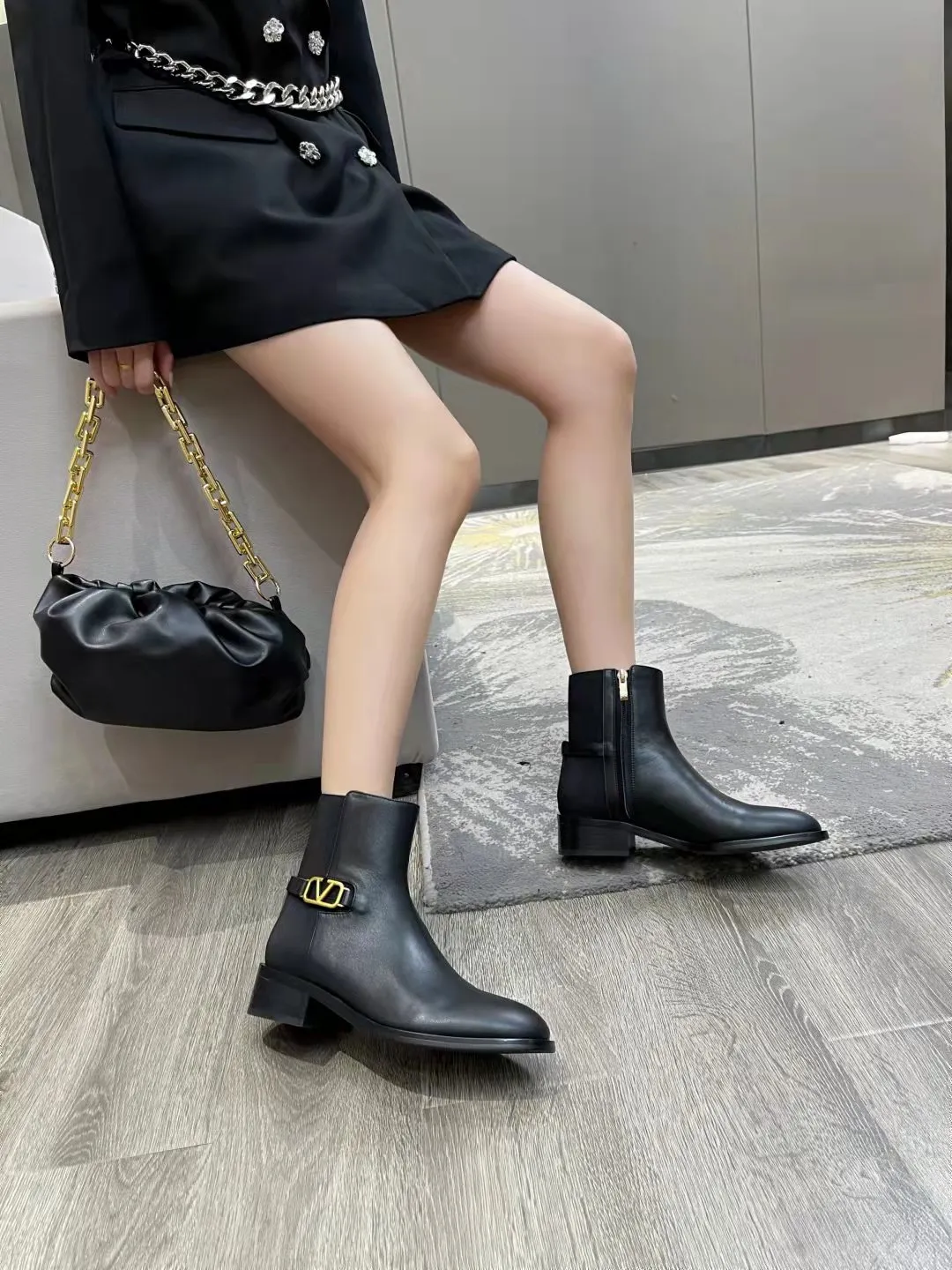 👟👟Ex-factory price 500👟👟 🆕Valentino. Valentino big v-buckle autumn and winter fashion women's boots: comfortable and versatile on the upper feet, showing long legs, fabric: imported first-layer cowhide ⚡The most popular V-buckle ⚡all genuine leather on the inner pads, non-slip and wear-resistant rubber outsole Size: 35−40 (customized size 41)